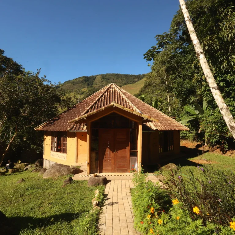 Casa de hospedagem com jardim na serra do Sana, RJ