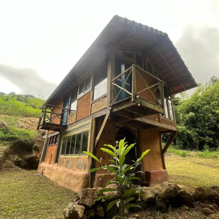Casa de madeira de dois andares na Flor de Maria Retiros