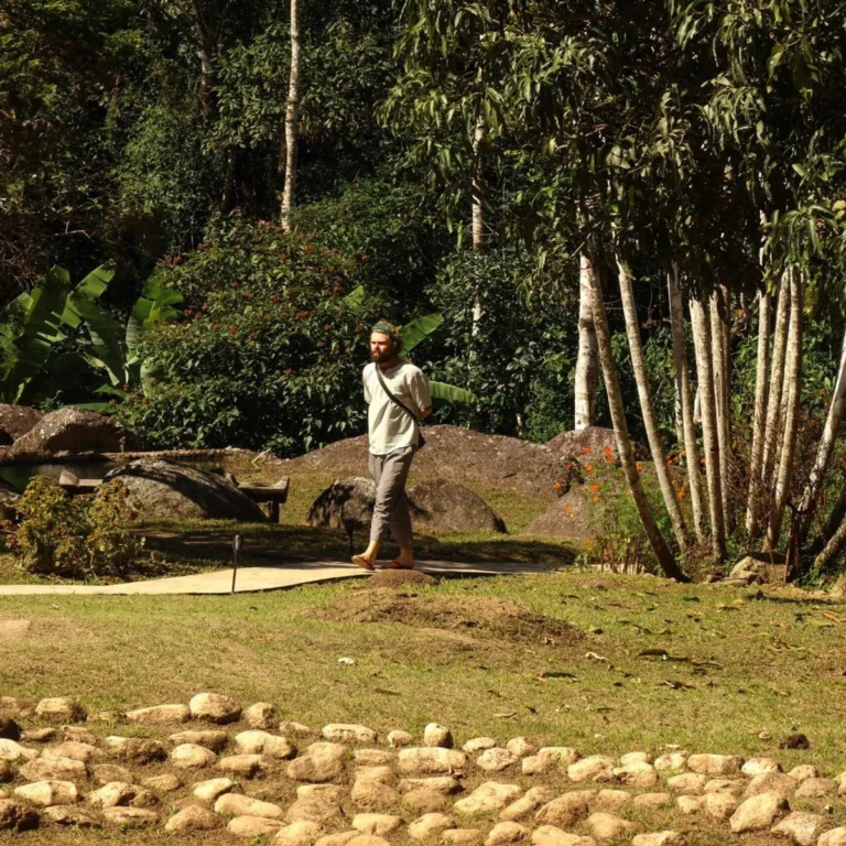 Caminhada meditativa na espiral de pedras da Flor de Maria