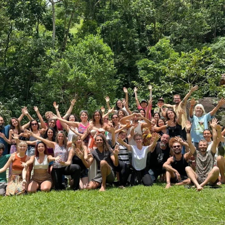 Grupo celebrando ao final de um retiro na Flor de Maria, RJ