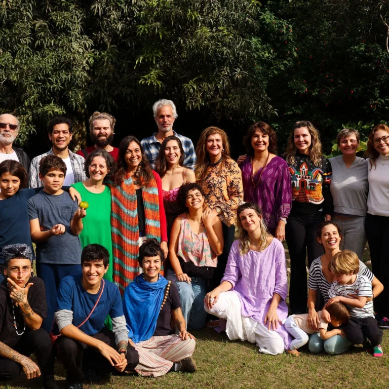 Grupo de participantes reunidos em retiro espiritual na Flor de Maria, RJ