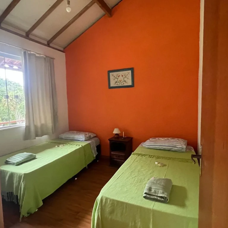Quarto com duas camas na hospedagem da Flor de Maria, no Sana, RJ