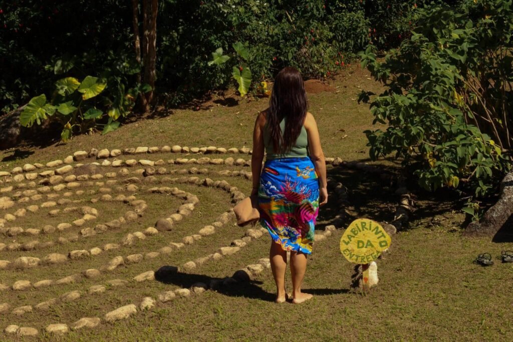 Caminhada meditativa na espiral de pedras da Flor de Maria