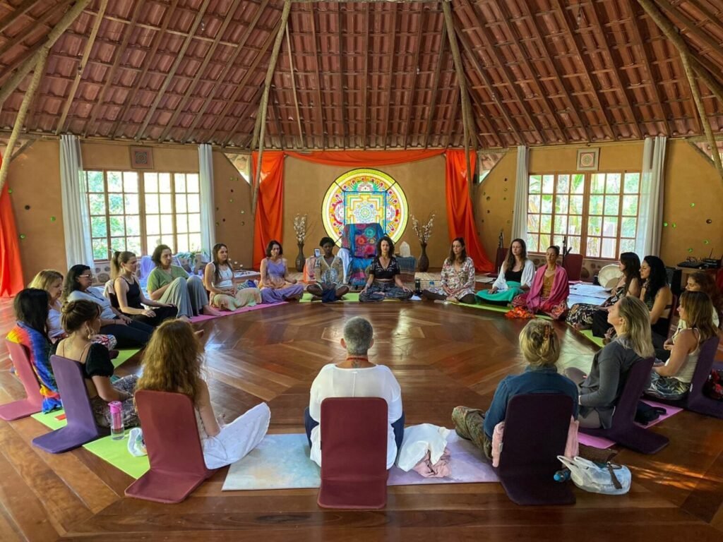 Roda de meditação no templo durante retiro espiritual no RJ