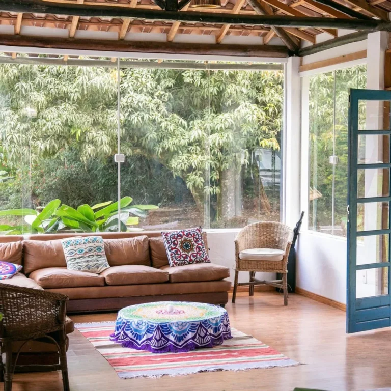Sala de estar com vista para a mata na casa da Flor de Maria