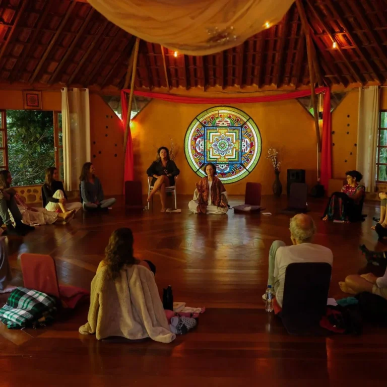 Roda de meditação no templo da Flor de Maria durante retiro espiritual no RJ